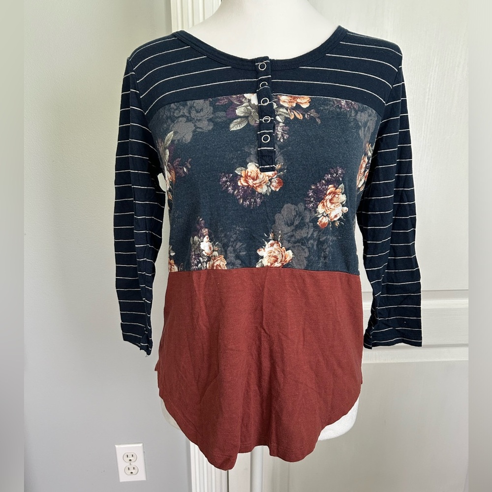 Maurice’s Colorblock, Floral, Striped 3/4 Sleeve Top with Buttons Size Small